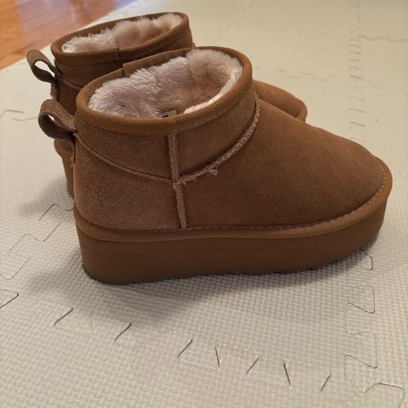 CUSHIONAIRE I PLATFORM BOOTS - Picture 2 of 4